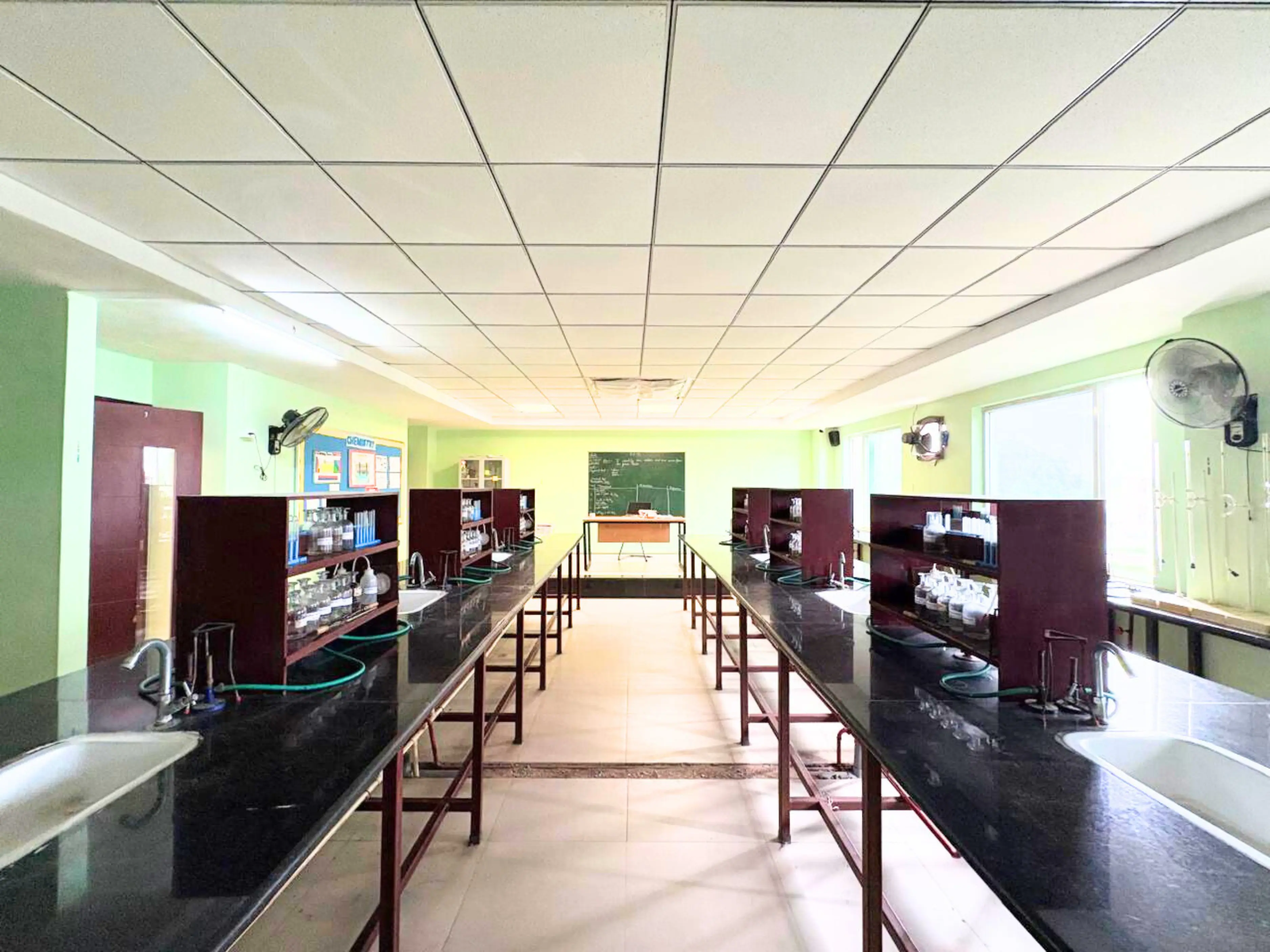 GD Goenka VNS Chemistry Lab